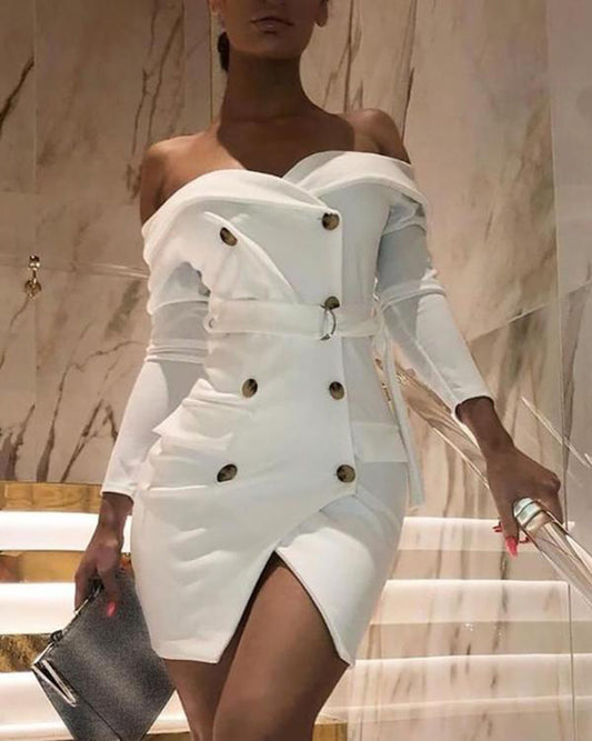 Beige off-the-shoulder jurk met lange mouwen.